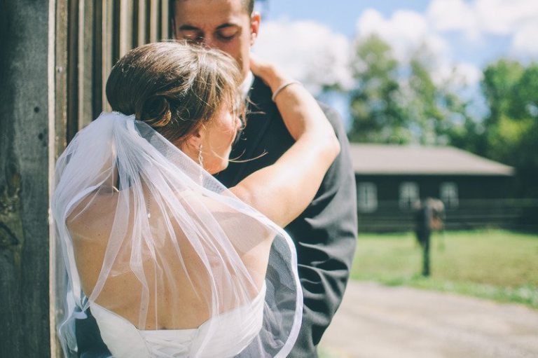 How to Choose the Right Color Wedding Veil