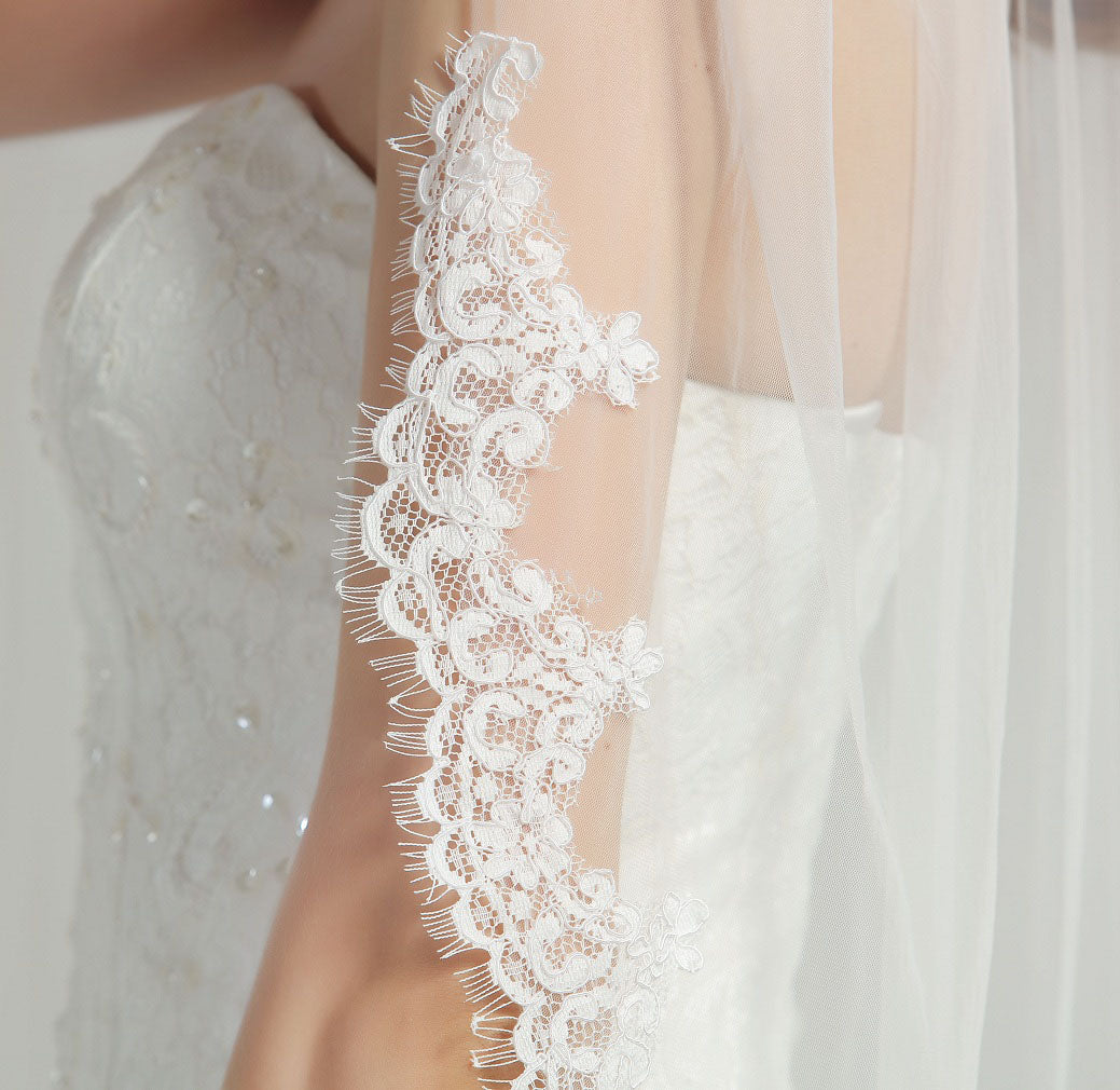 Voile de Mariée avec Peigne 1 Niveau Bord en Dentelle de Cils Appliqué Longueur au Doigt 37" Blanc Ivoire-V80